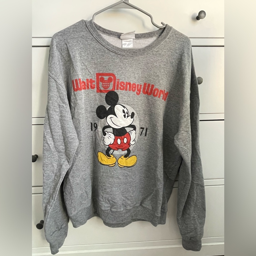 Walt Disney world vintage crewneck size M. Purchased from WDW. Worn once!